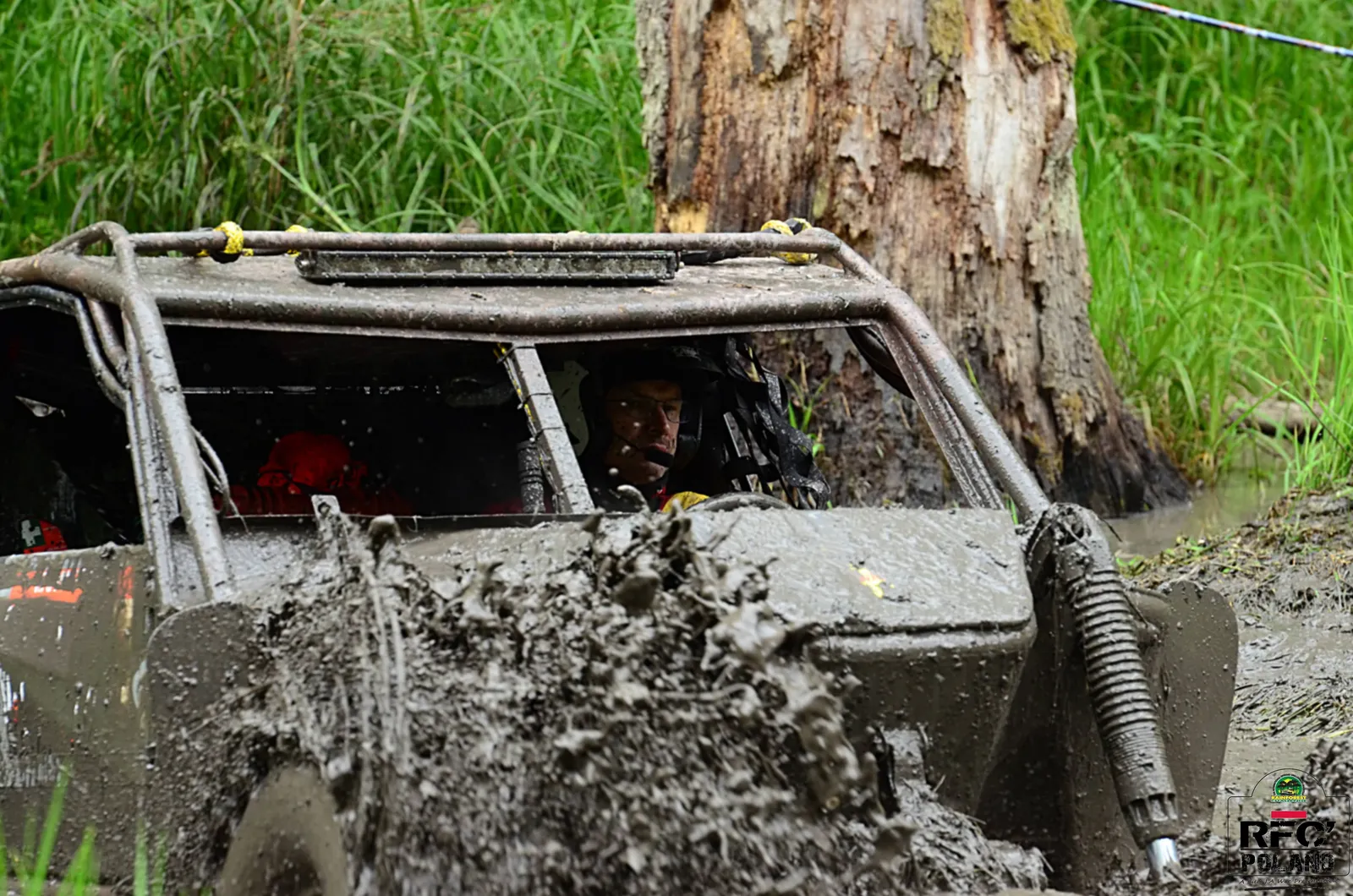 Samochód terenowy w błocie podczas rajdu off-road